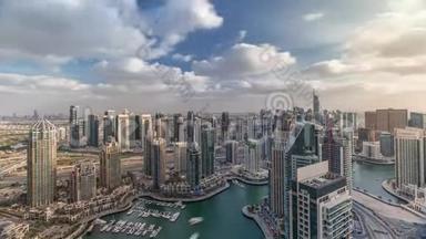 迪拜码头摩天大楼和朱美拉湖塔从阿联酋的最<strong>高空</strong>中时间推移。
